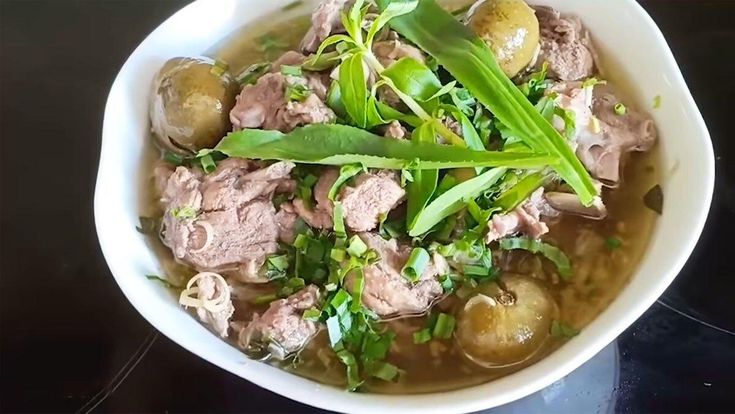 Chế biến món vịt om sấu chuẩn vị miền Bắc đơn giản 8 Vịt om sấu chuẩn vị miền Bắc